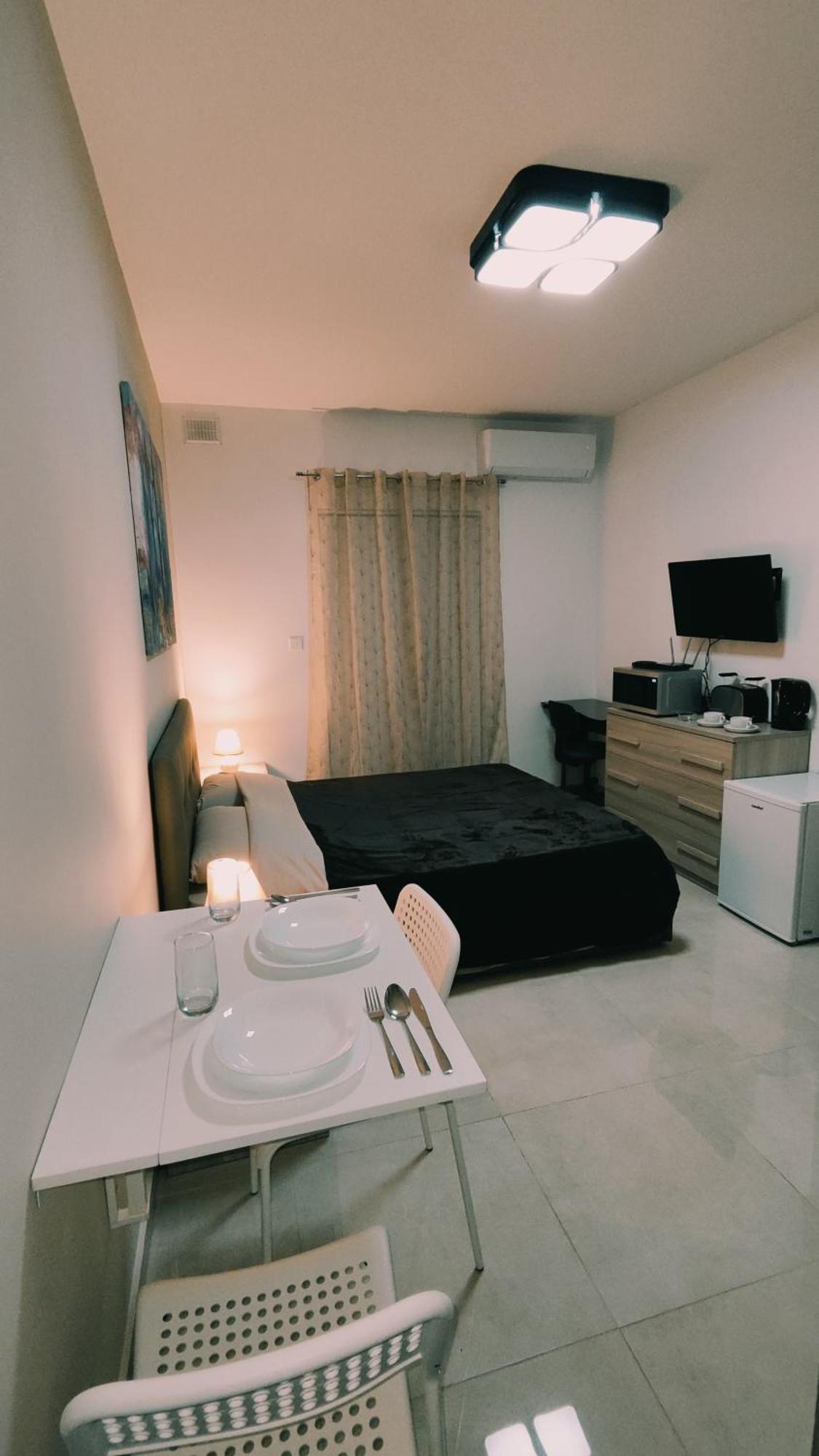 Fairwinds - Double Room With Ensuite - Luqa Airport - Self Check In & Out Available Eksteriør bilde
